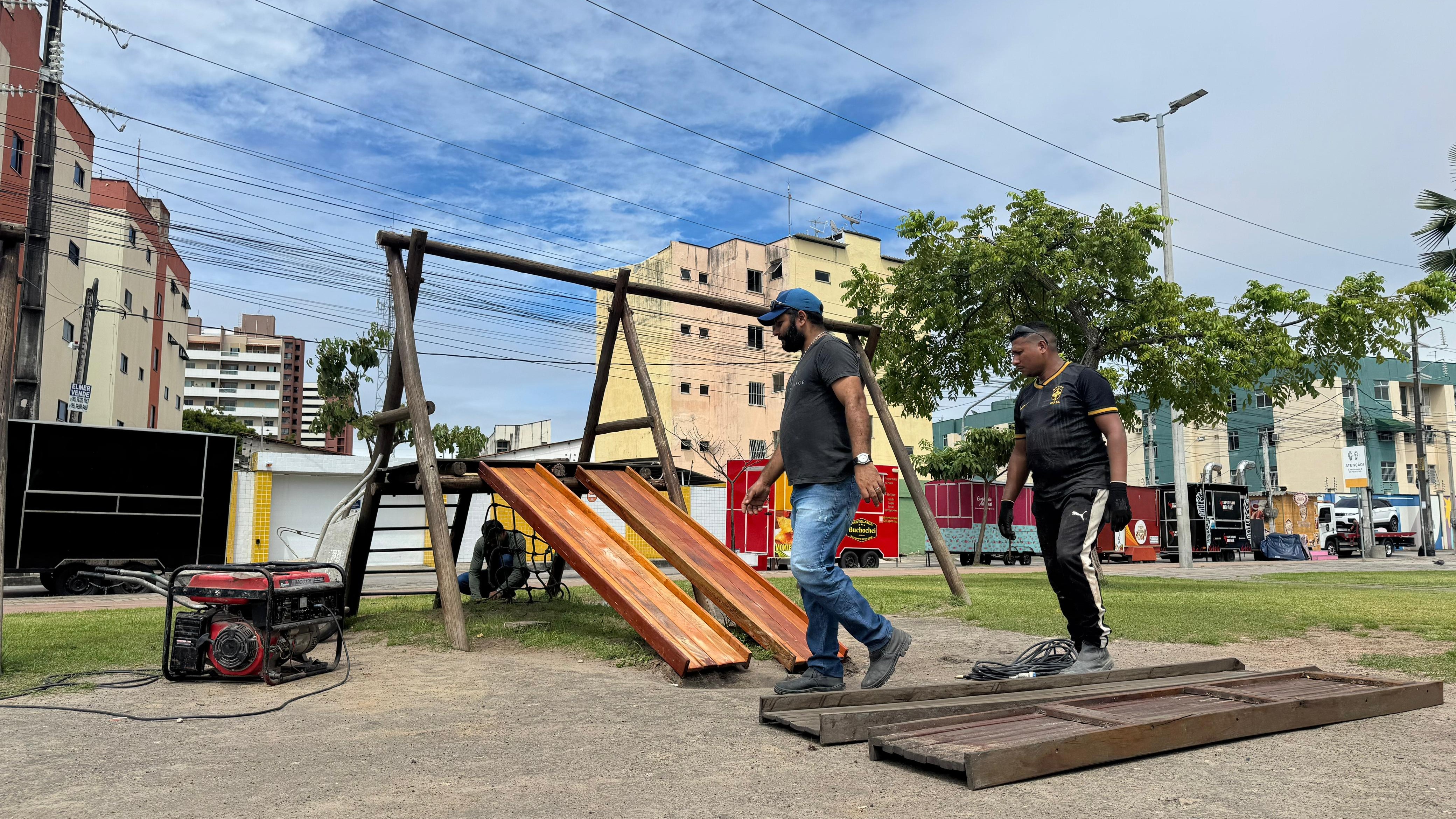 operários trabalhando no parquinho de brinquedos no Parque Rachel de Queiroz